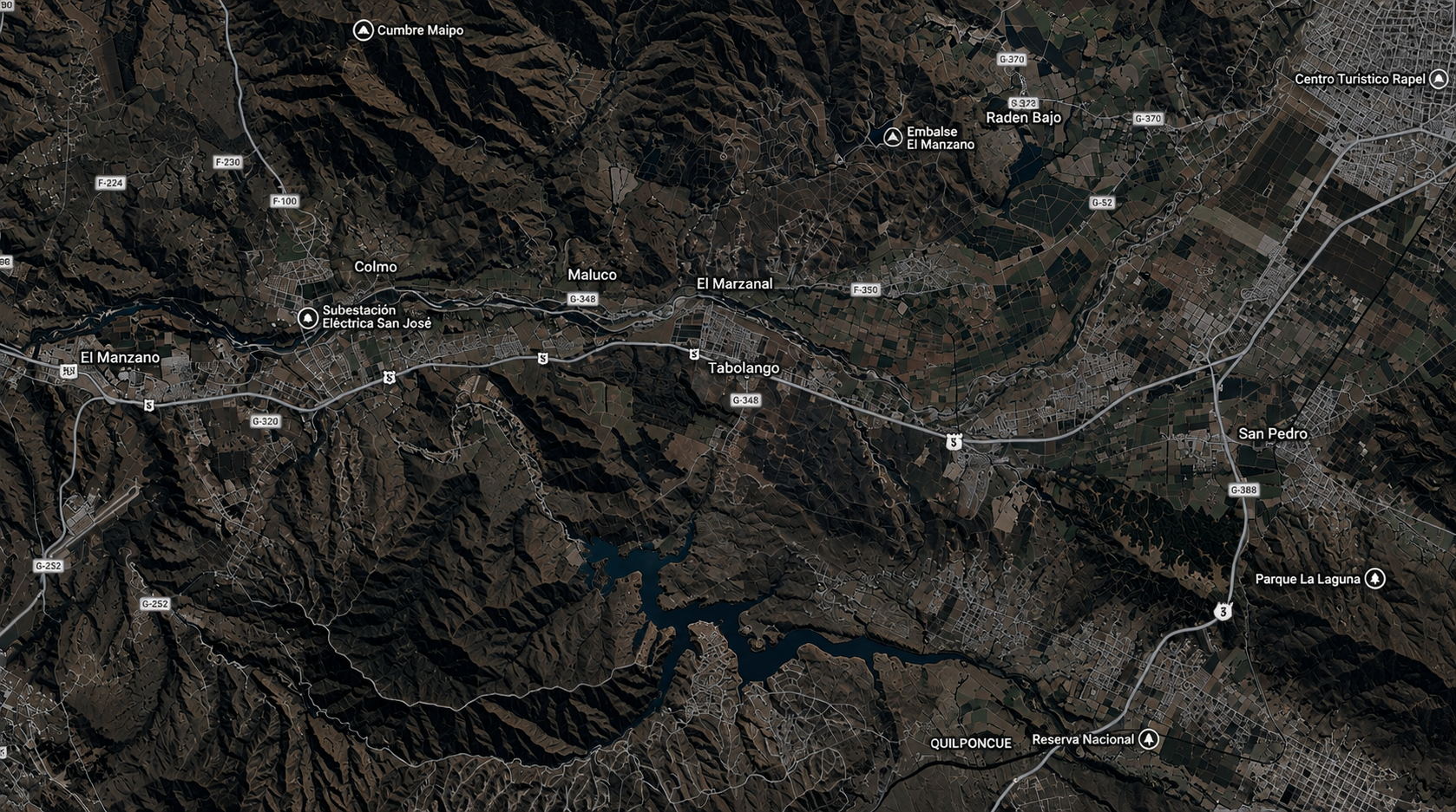 Vista aérea de terreno con relieve topográfico