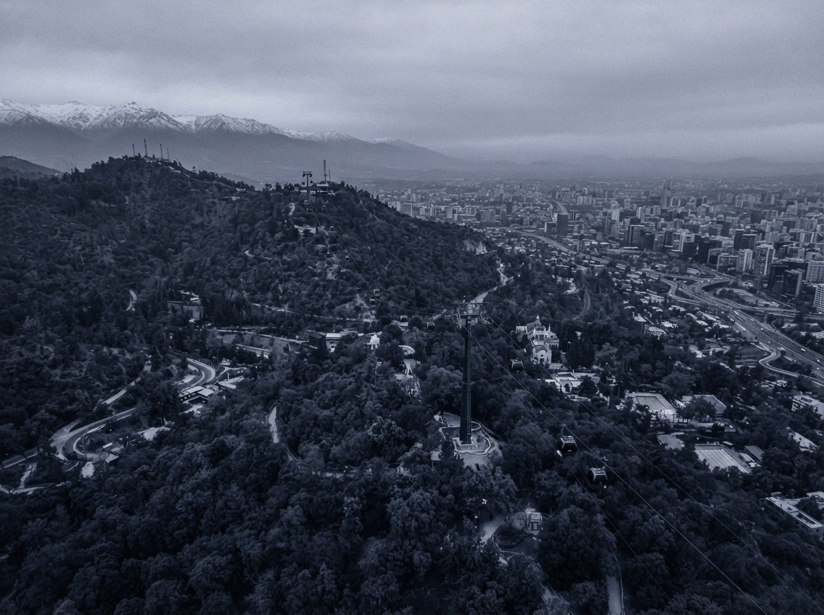 Torres de teleférico sobre cerro urbano
